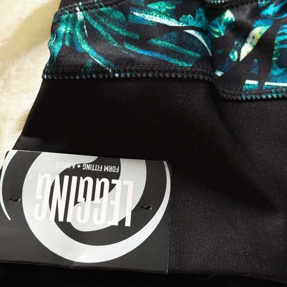 NEW PHOTOS! CAPRI LEGGINGS, BLUES/WHITE/BLACK, SIZE 5X, MOISTURE WICKING, PULL - Picture 8 of 16